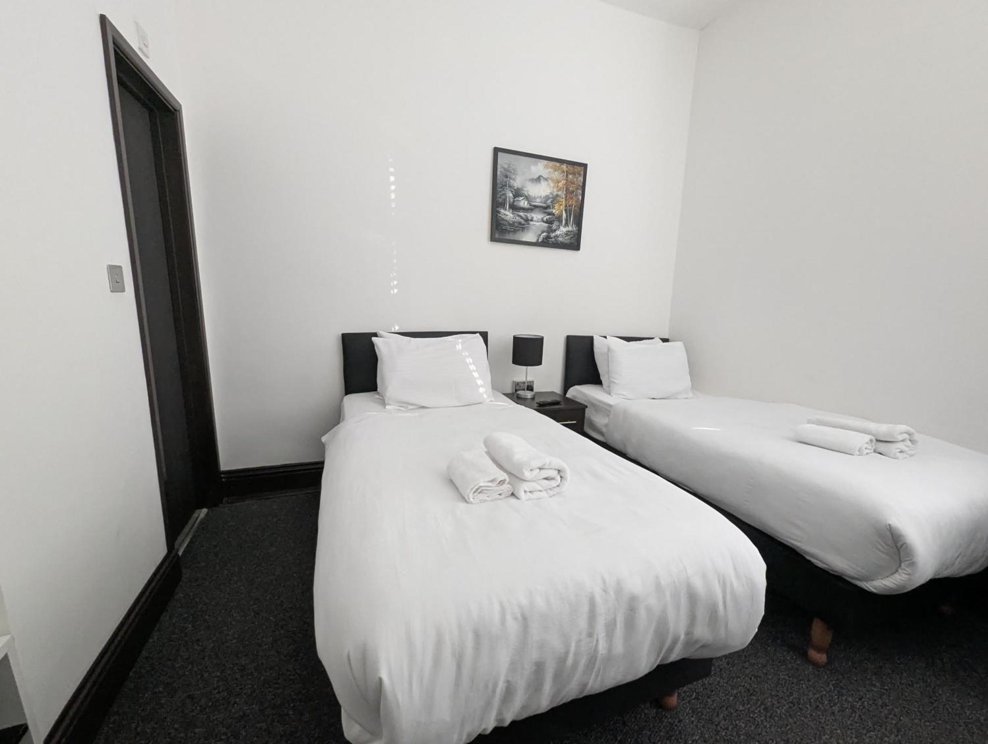 Oyo Firs Lodge London Heathrow Хаунслоу Экстерьер фото