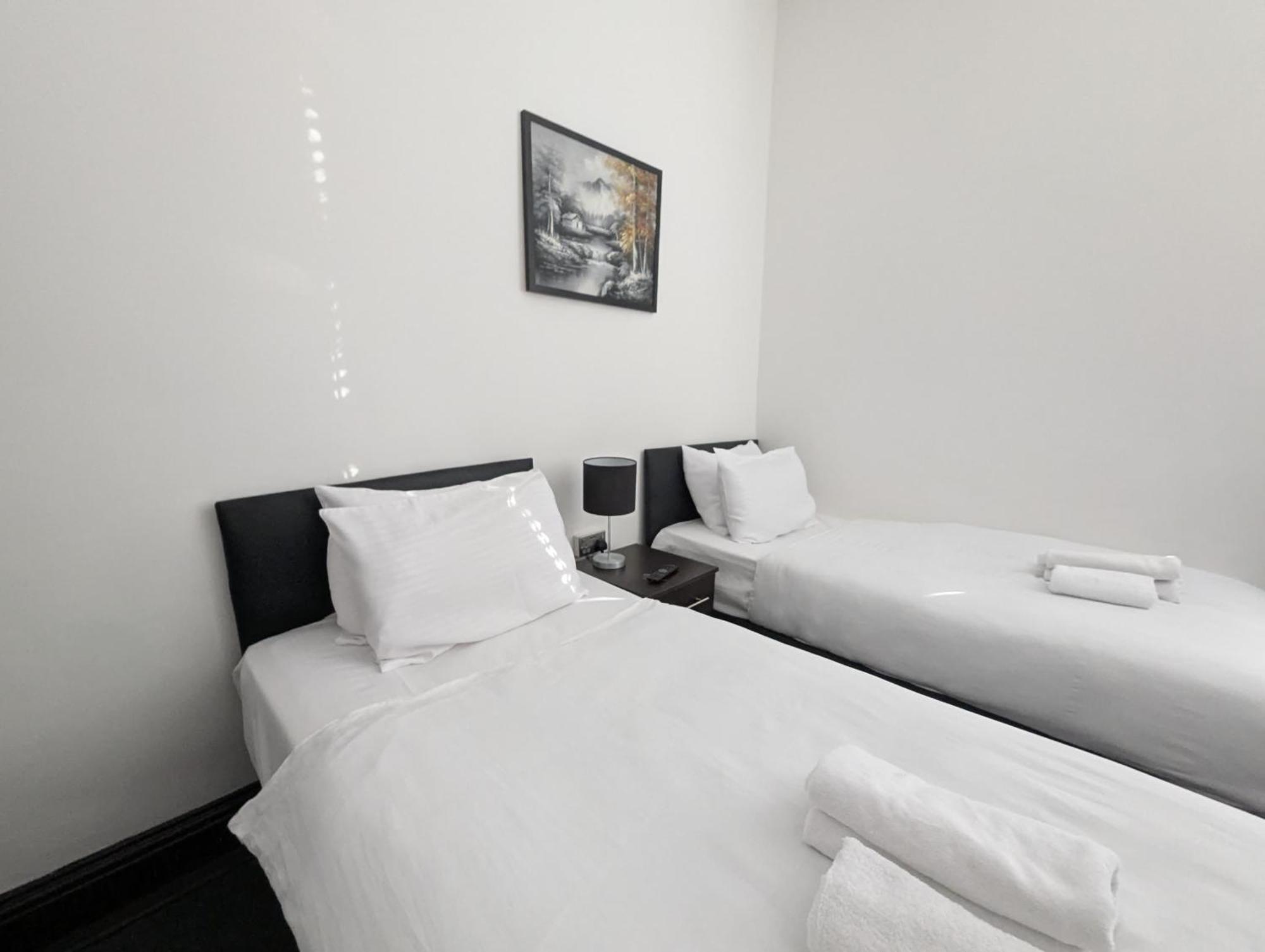 Oyo Firs Lodge London Heathrow Хаунслоу Экстерьер фото