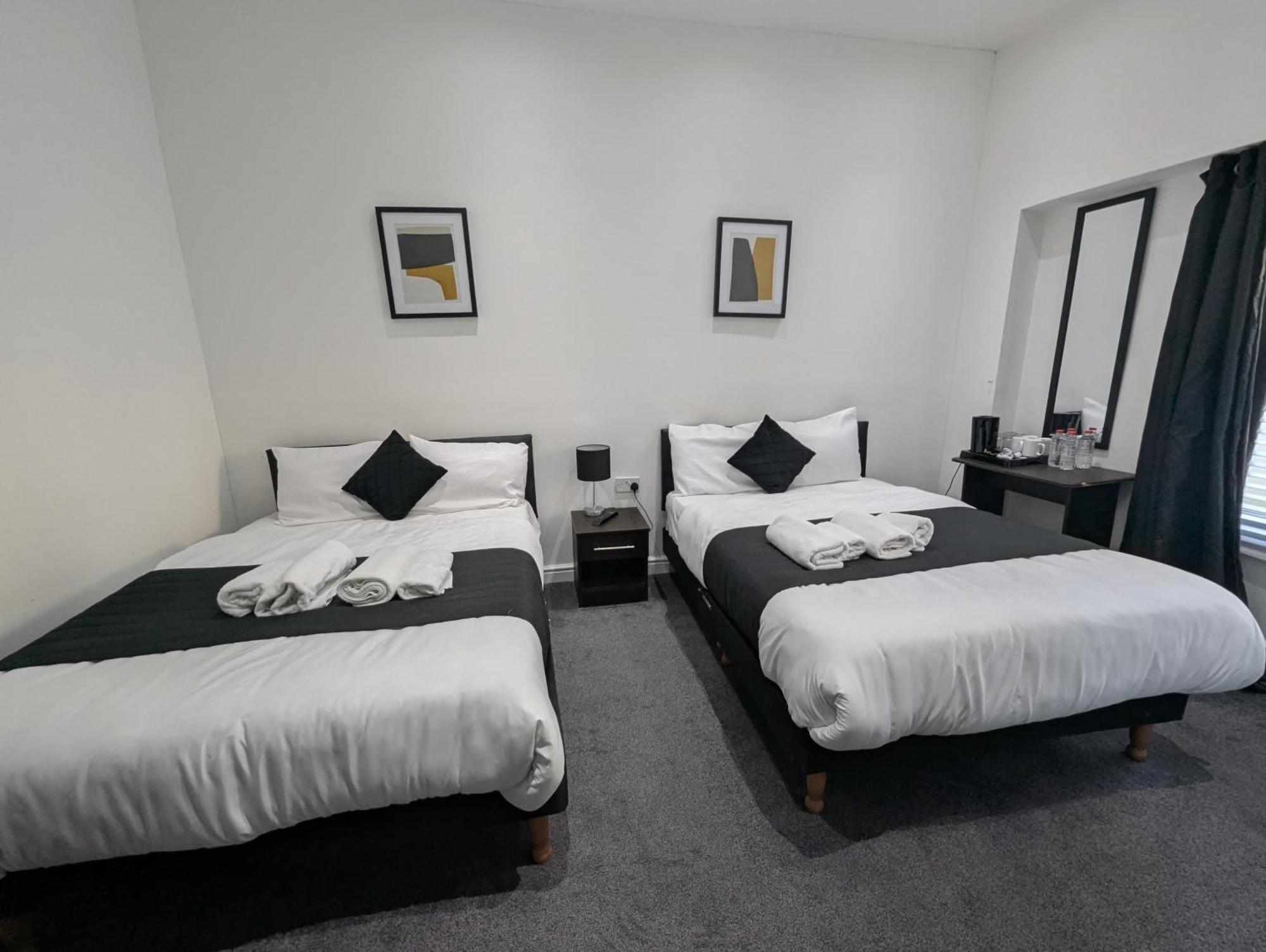 Oyo Firs Lodge London Heathrow Хаунслоу Экстерьер фото