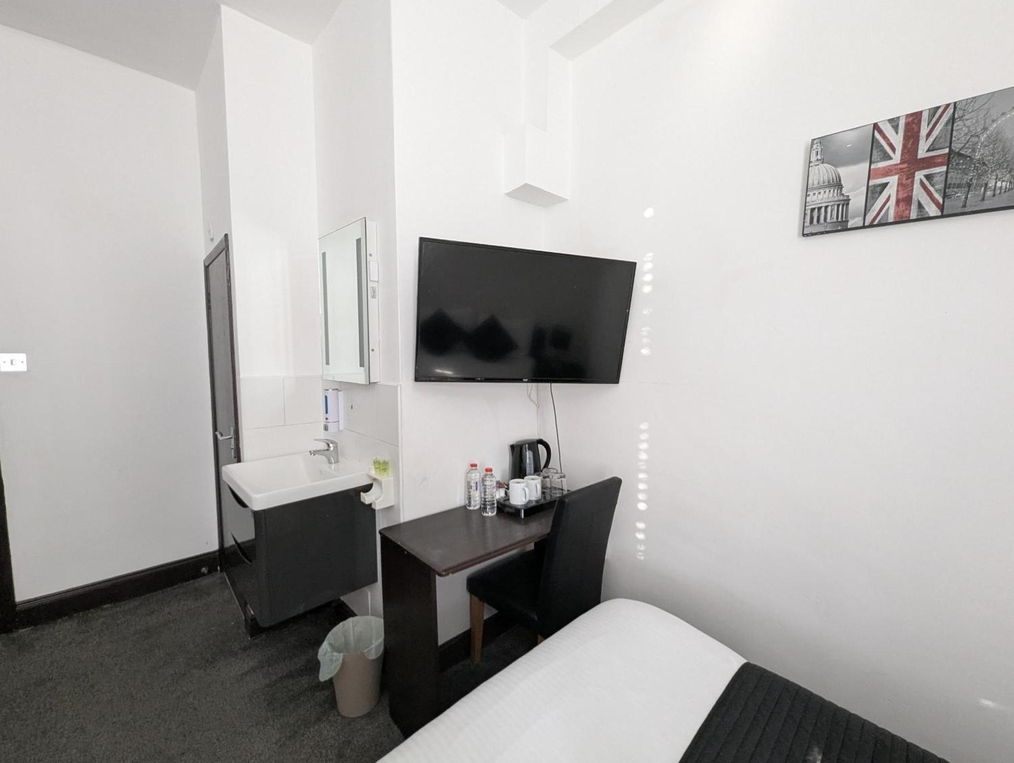 Oyo Firs Lodge London Heathrow Хаунслоу Экстерьер фото